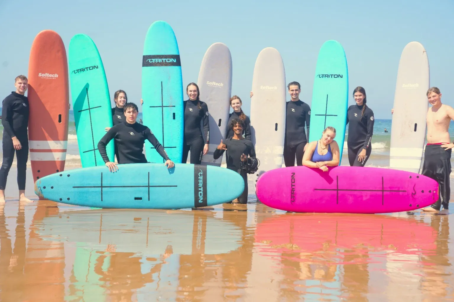 Grupo de surf camp en la playa de Taghazout